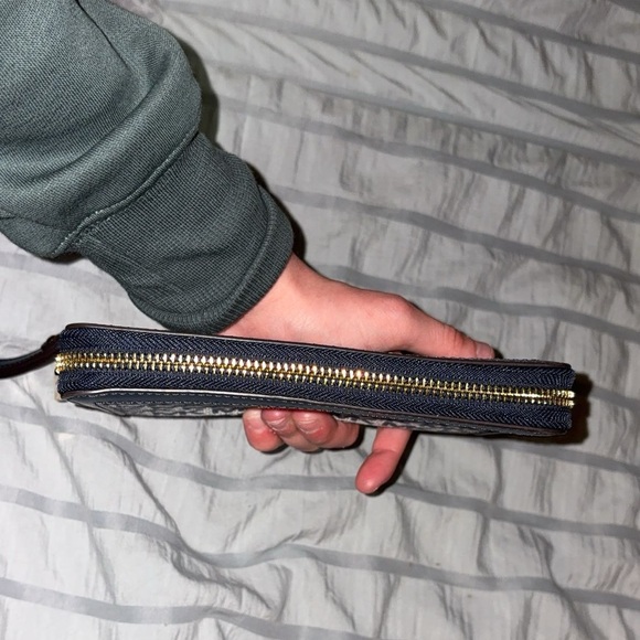 Michael Kors Adele Logo Jacquard Smartphone Wallet - Picture 7 of 7